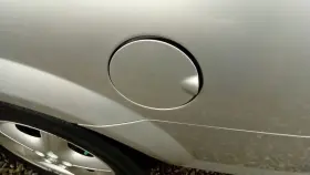 177.ch2l06 Dodge Fuel Filler Door Fits 06 Stratus 287858