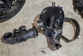 Fr3z-9600-j-fr3z-9c675-b Ford Mustang Gt350 Bullitt Mach 1 Cold Air Intake Assembly Used