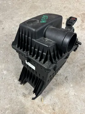84300515 General Motors 2015-2022 Colorado Air Intake Cleaner Box Used Broken Mount Mass Flow Sensor