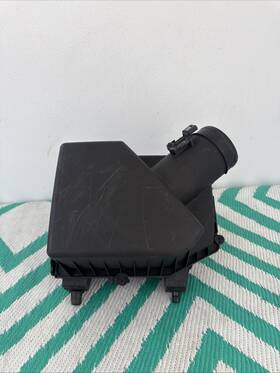 Gm 85746084 2025 Chevrolet Suburban 5.3l Air Filter Box With Airflow Sensor Oem